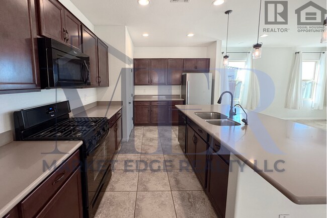 Building Photo - 3Bed/3Bath House in Buckeye! Ready for Immediate Move-In! -- Fenced-In Yard!!