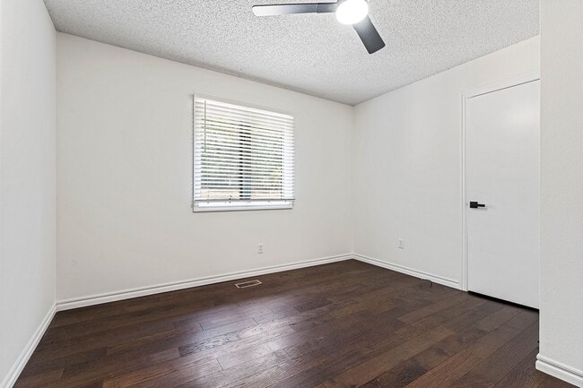 Building Photo - 7 Whitwick Ln