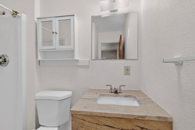 Building Photo - Close in West Side 2 bedroom 1.75/ba 1/cg
