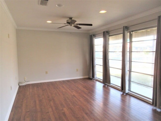 Building Photo - Adorable 2-bedroom/1-bath Duplex in Rosedale