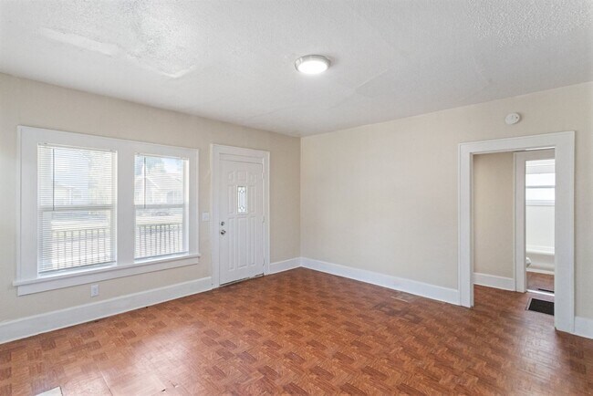 Building Photo - Cute 2bdrm/1bath Bungalo ** Section 8 OK ** Ready March 15