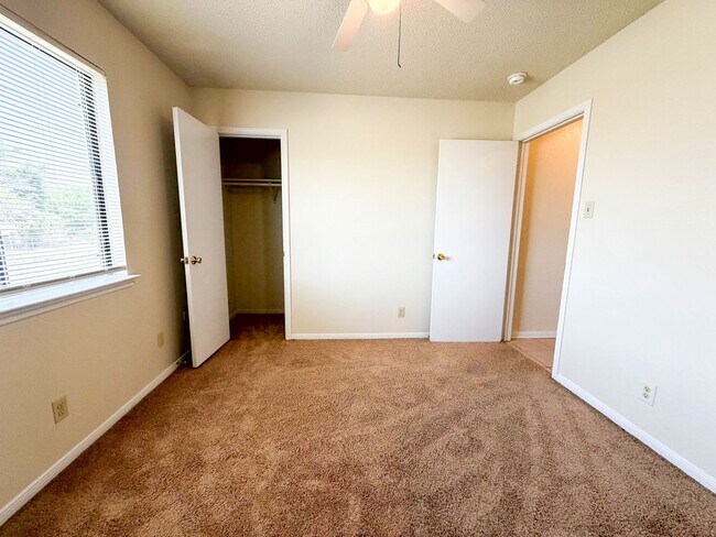 Building Photo - 2607 Bluebonnet Dr