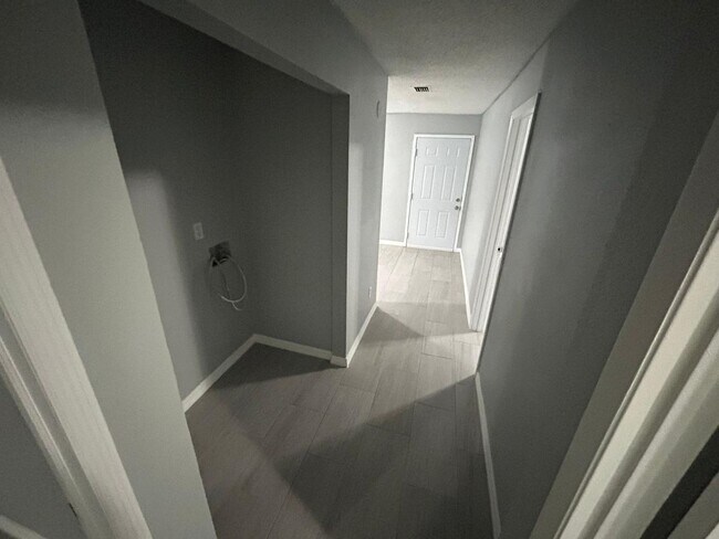 Building Photo - Spacious 5 Bedroom Home forRent in Tampa