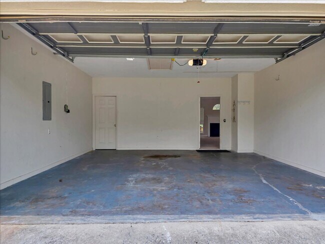 Building Photo - Country Club Living