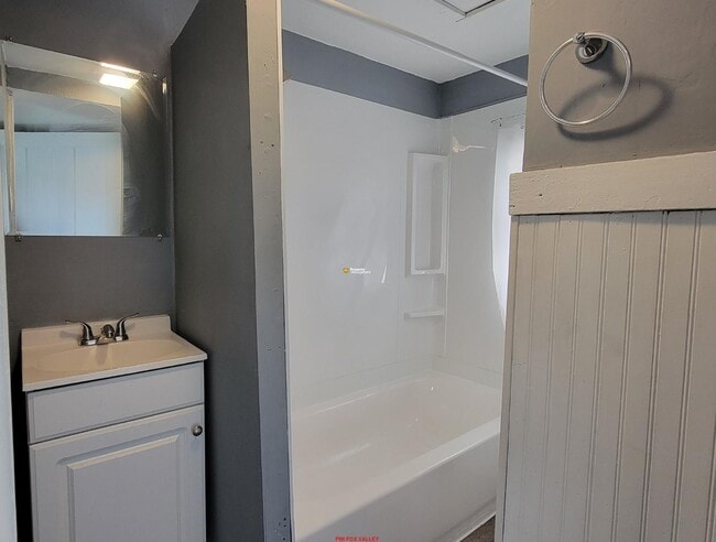 Building Photo - Large 1 bed upper Heat & Water included