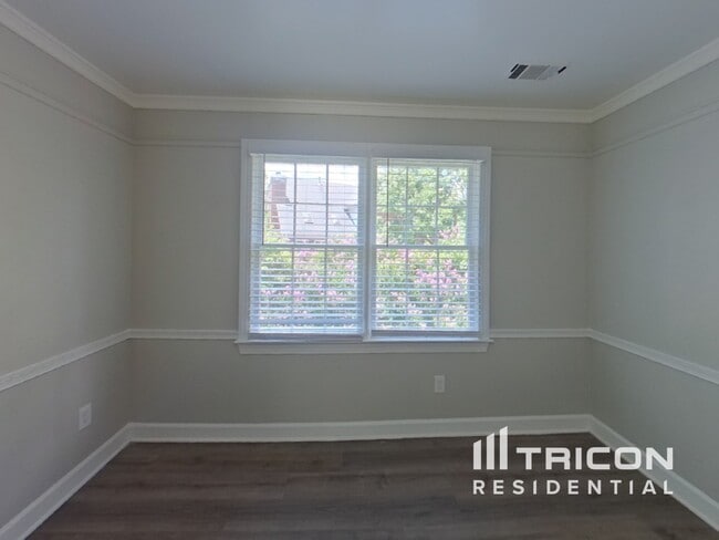 Building Photo - 5630 Vicarage Walk
