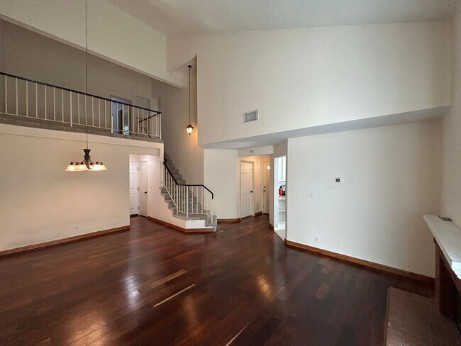 Building Photo - Beautiful 3 Bedroom 3 Bath Townhome with Loft in Orange!