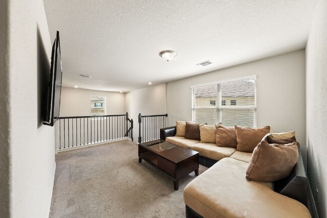 Building Photo - 2 WEEKS FREE RENT w/ 12 Month Lease!!!!!