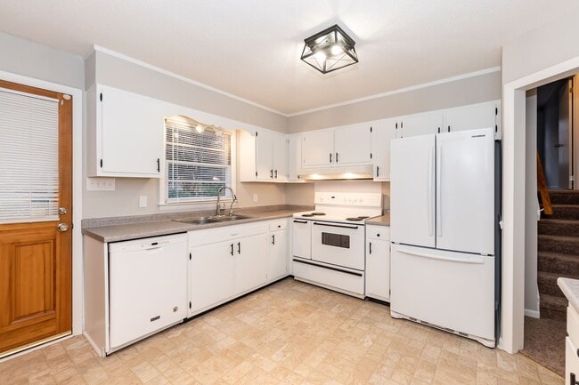 Building Photo - Beautiful Large Home in the Heart of Raleigh!