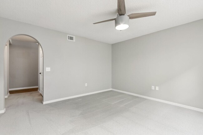Building Photo - Newly Renovated 4 Bedroom!