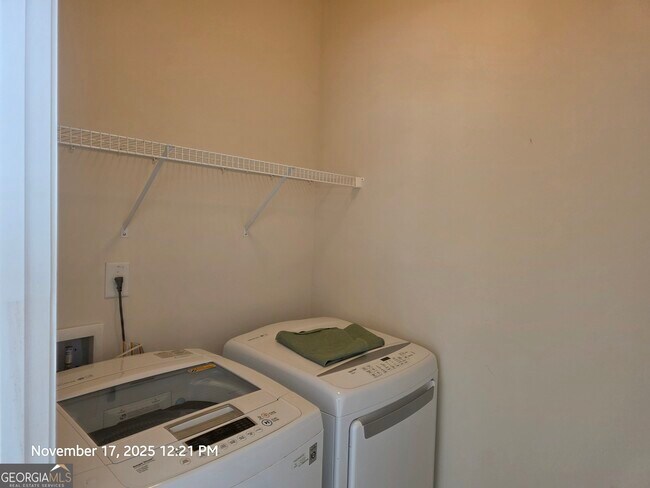 Building Photo - 381 Sandy Springs Dr