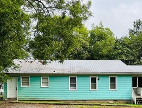 Building Photo - 3 bedroom / 1 bathroom house near St. Mary...