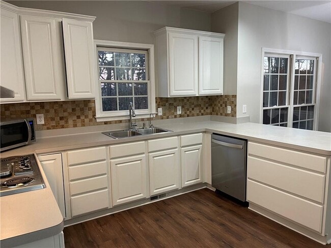 Building Photo - 2550 Highland Pointe Dr
