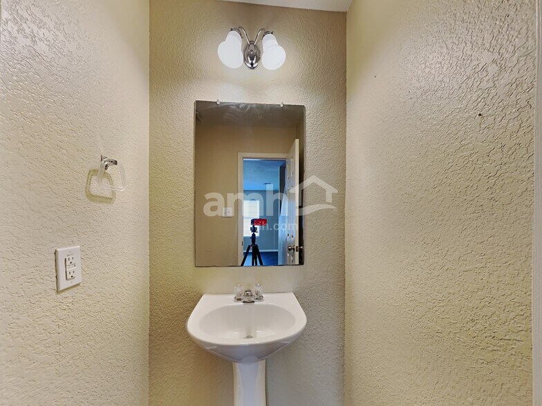 Building Photo - 8531 Silver Brush
