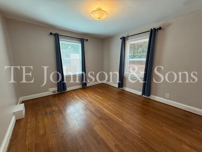 Building Photo - Charming 3-Bedroom Home with Screened Porc...