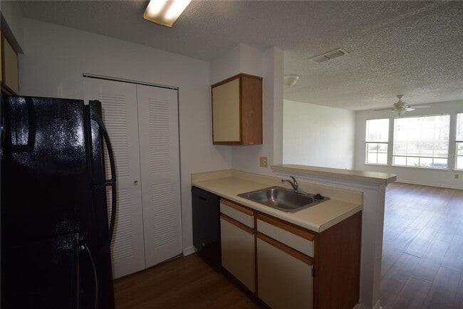 Building Photo - 1Bed1Bath condo in Metrowest