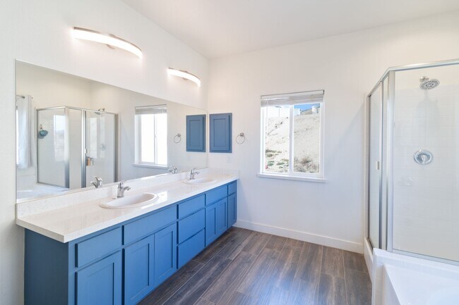 Building Photo - Beautiful 4 Bed 3 Bathroom