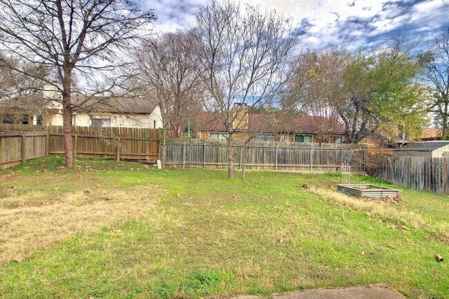 Building Photo - 2816 Norfolk Dr