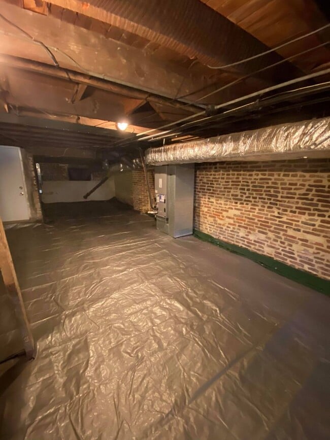Building Photo - Charming 2 Bedroom/1 Bathroom Townhome in Locust Point, MD!