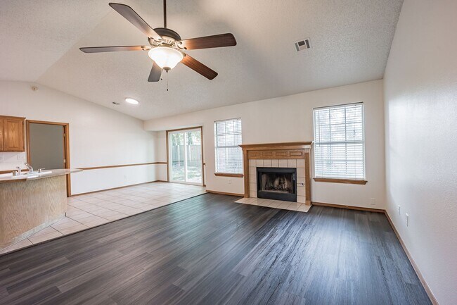 Building Photo - 3/ 2 Home For Rent!