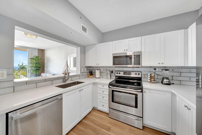 Building Photo - 3020 NE 32nd Ave