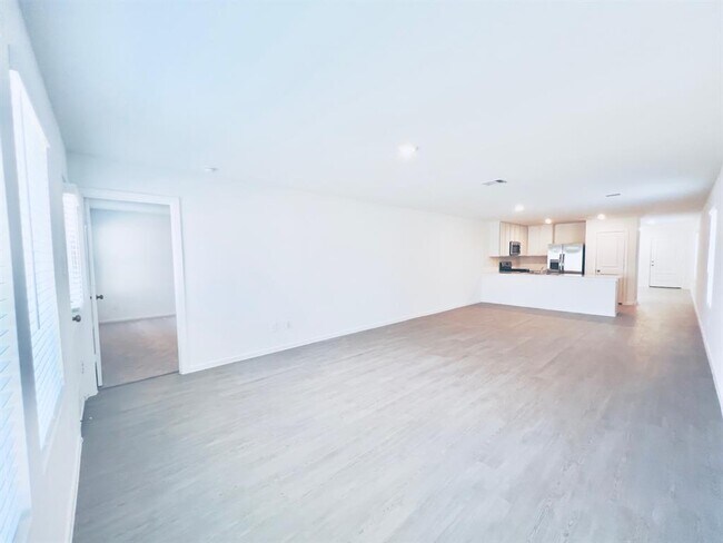 Building Photo - 3007 Mallorca Dr