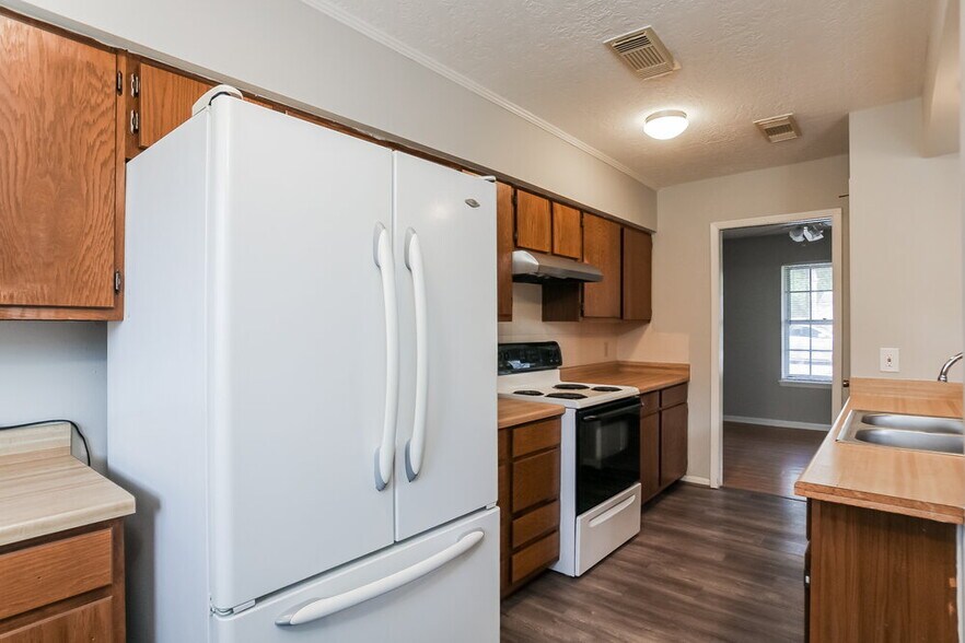 Building Photo - 200 Montrose Cir