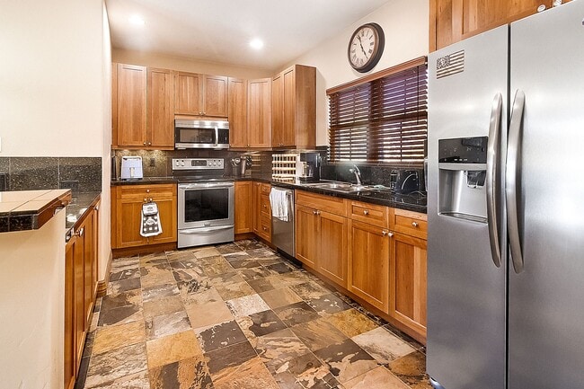 Building Photo - Beautiful townhome, ski shuttle, views, ut...
