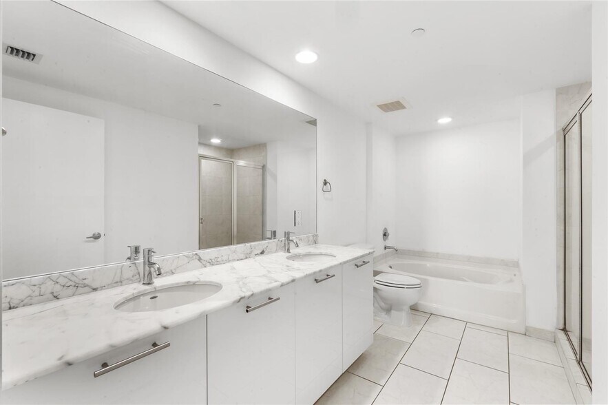 Building Photo - 951 Brickell Ave