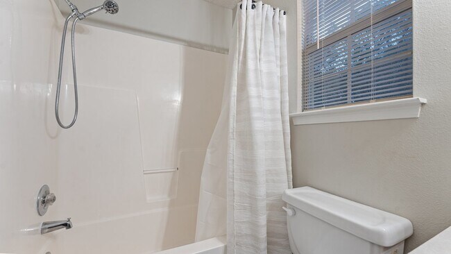 Building Photo - "Cozy 2-Bedroom Duplex Retreat on East Dra...
