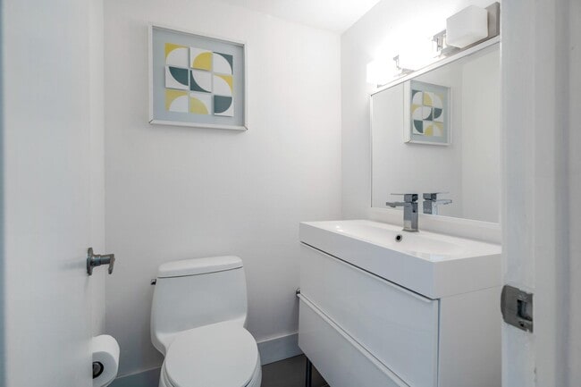 Building Photo - 300 Bayview Dr