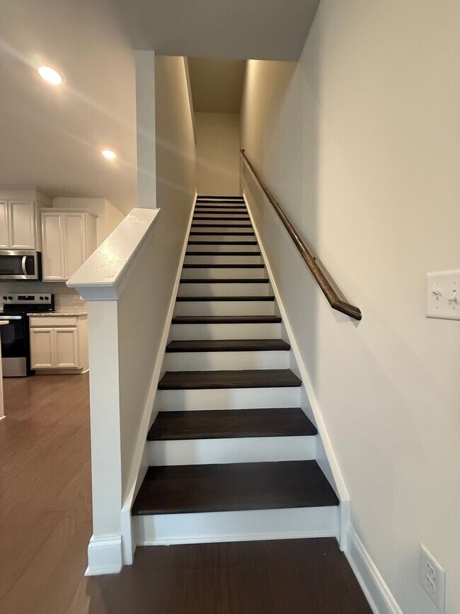 Building Photo - Three Bedroom Townhome Close to Columbia S...