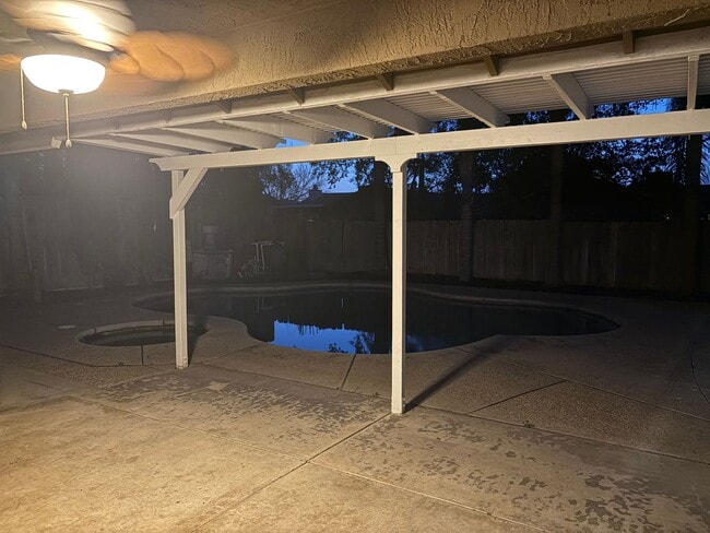 Building Photo - Great 4 bedroom home with pool