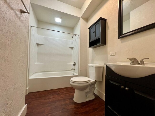 Building Photo - Fantastic Oakland 3BR! 2 FULL Bathrooms / Central A/C! Call Today!!