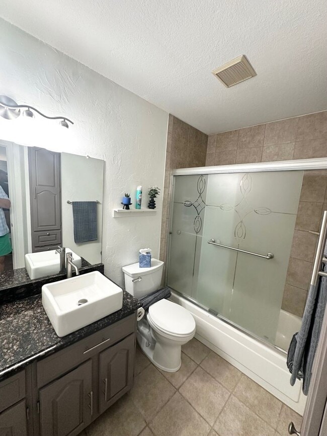Building Photo - 1 Bedroom 1 Bath Fully Furnished Ready To ...