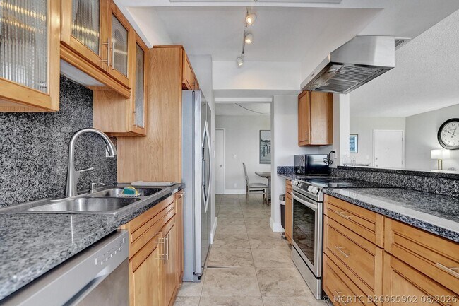 Building Photo - 2715 N Ocean Blvd