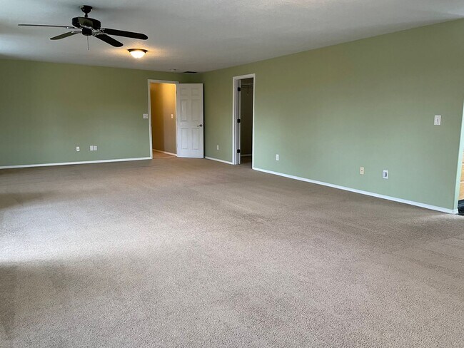 Building Photo - HALF MONTH FREE OF RENT Spacious 5 Bedroom Home! Granite Counters! Pet friendly! Tons of Room for...