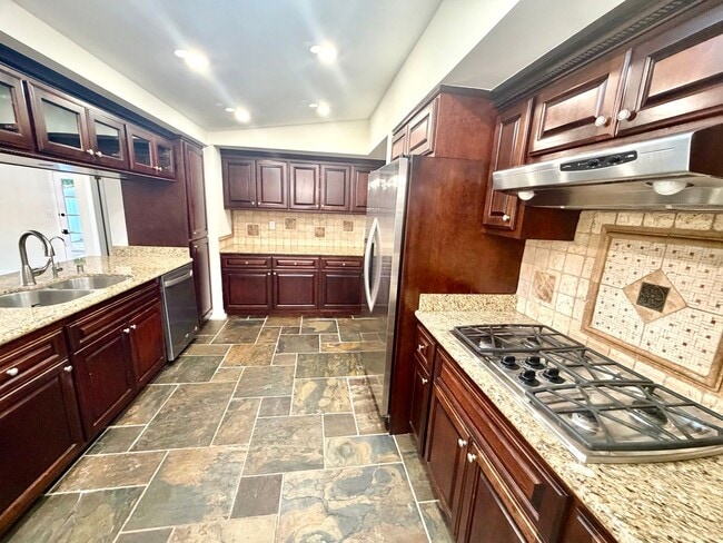 Building Photo - 4 Bedroom Beautiful Tustin Cul-De-Sac Home