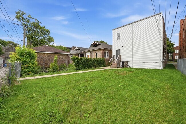 Building Photo - 8041 S Laflin St