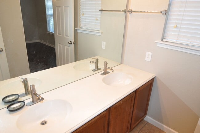 Building Photo - 2214 Glacier Park Ln