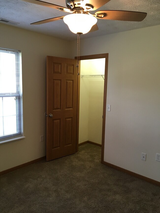 Building Photo - Laurel Creek Apts, 2225/2227 Shamrock Ln