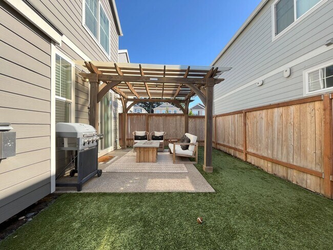 Building Photo - Spacious 3-Bedroom + Loft Home with Modern...
