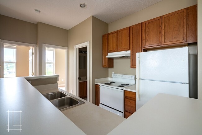 Building Photo - 225 E 5th Ave