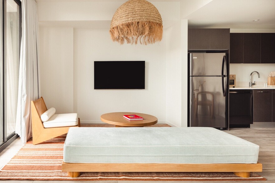 Building Photo - 221 SW 1st Ave