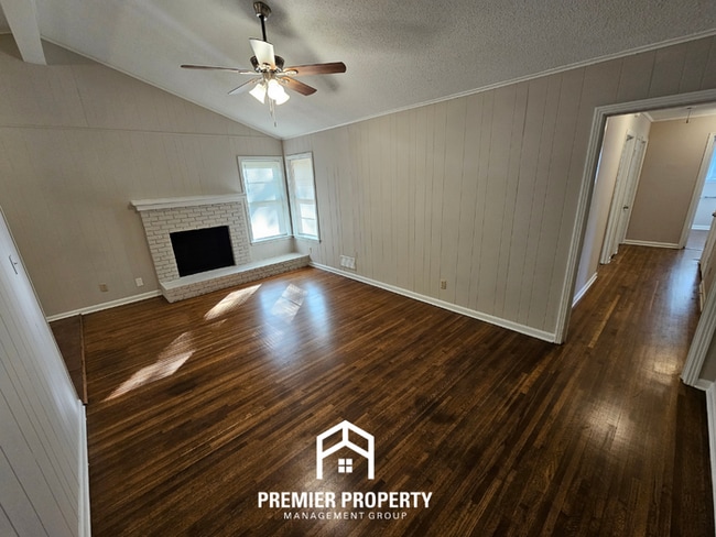 Building Photo - 2942 S.Mendenhall Road