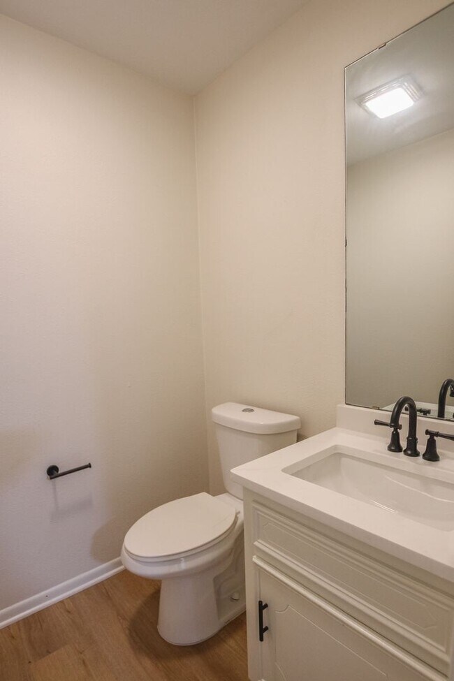 Building Photo - Available Now! Stunning 4 Bedroom 3.5 Bath...