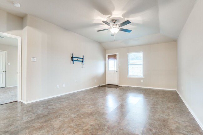 Building Photo - 1127 Roman Dr