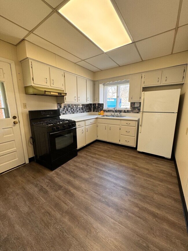 Building Photo - 3 Bedroom House for Rent - Minutes from Seton Hill!