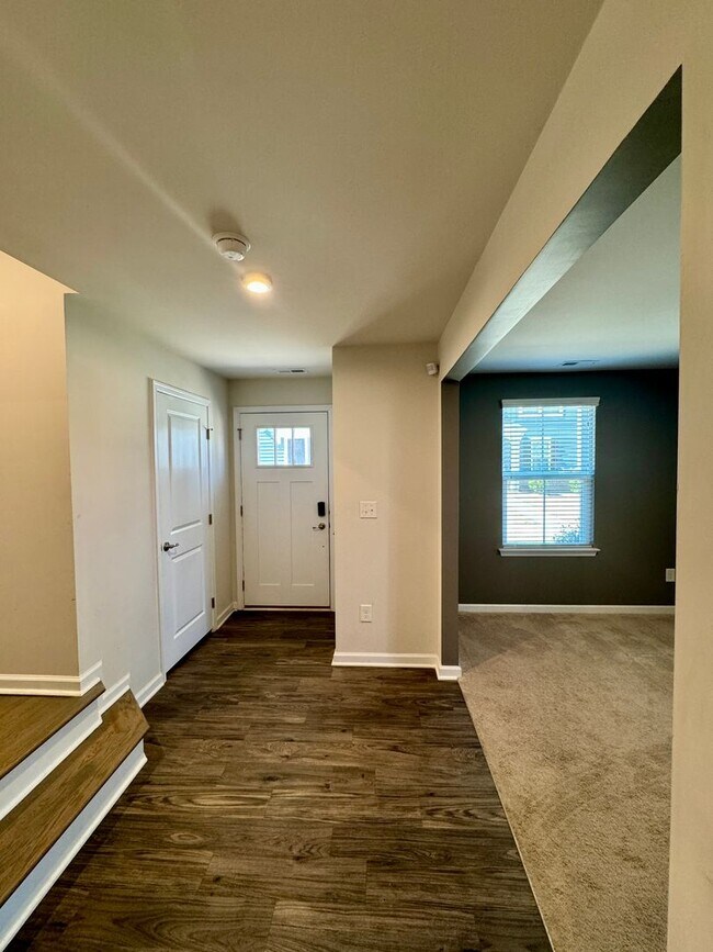 Building Photo - 3BR/2.5BA End Unit Townhome