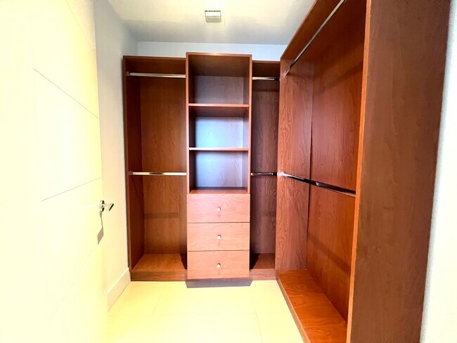 Building Photo - 1010 SW 2nd Ave